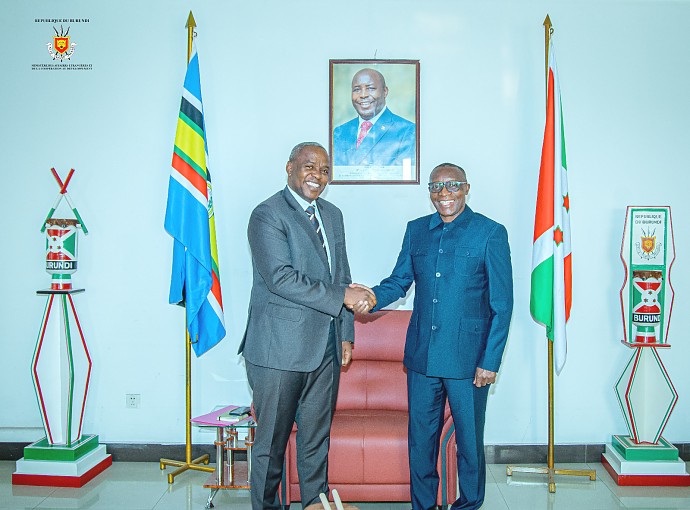 Mhe. Gelasius G. Byakanwa, Balozi wa Tanzania nchini Burundi akisalimiana na Mhe. Edouard Bizimana, Waziri wa Mambo ya Nje wa Jamhuri ya Burundi.